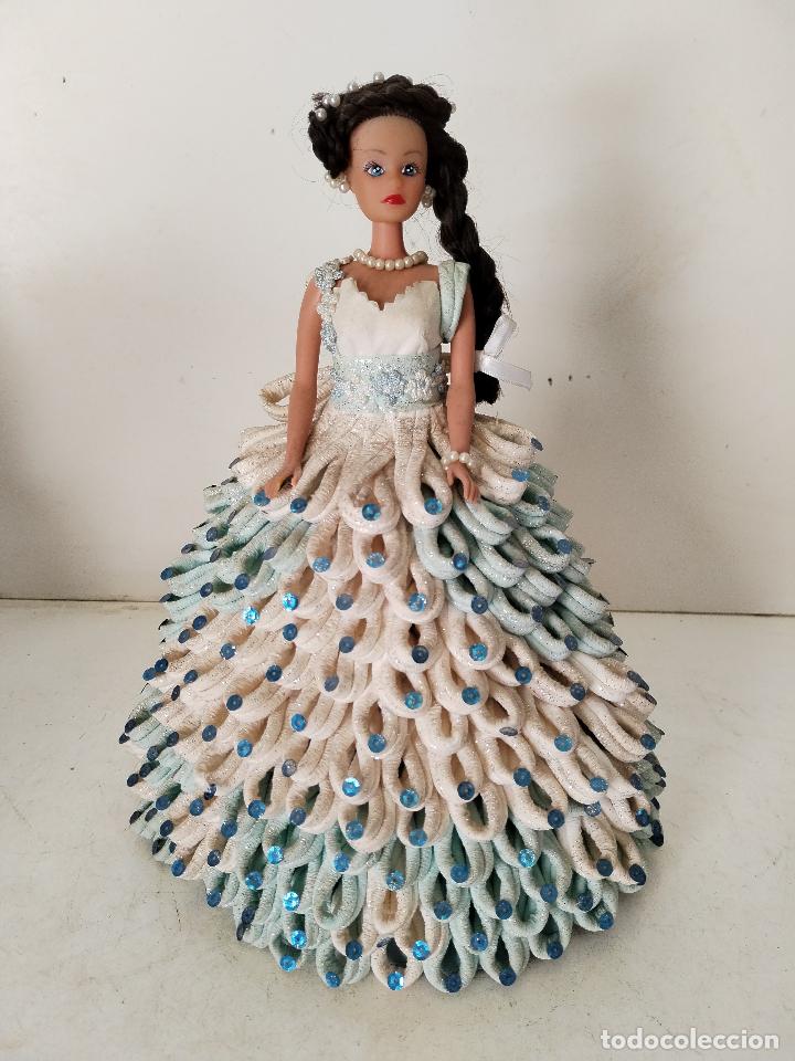Mu&ntilde;ecas espa&ntilde;olas modernas: mu&ntilde;eca manual con vestido de servilletas - Foto 1
