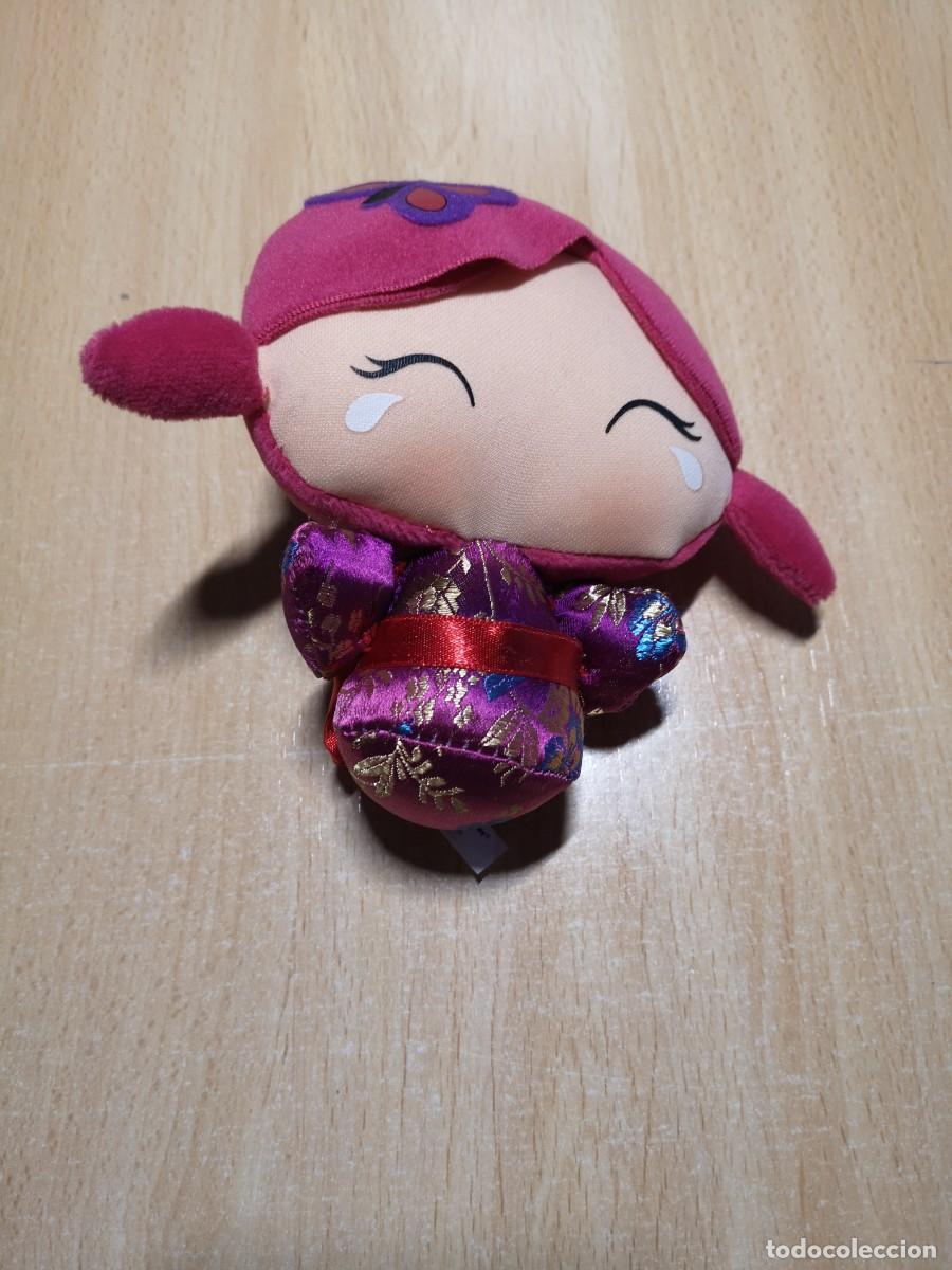 Poup&eacute;es Espagnoles Modernes: MU&Ntilde;ECA KUMIS. LA HABITACION DE NEKANE. ORIGINAL. VESTIDA DE JAPONESA. ALTURA APROX. 13 cm.