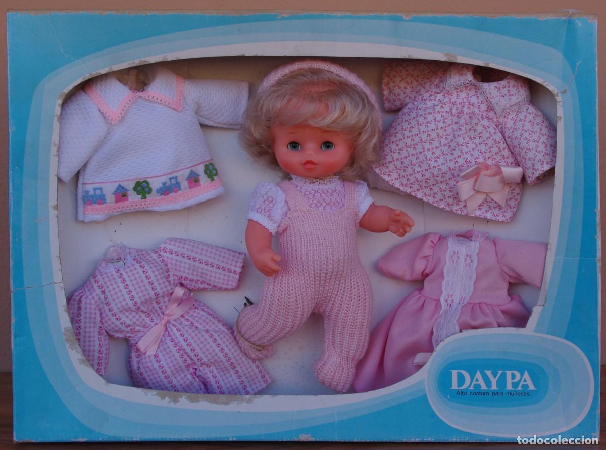 Moderne spanische Puppen: Mu&ntilde;eca Currina de Famosa en trousseau de Daypa