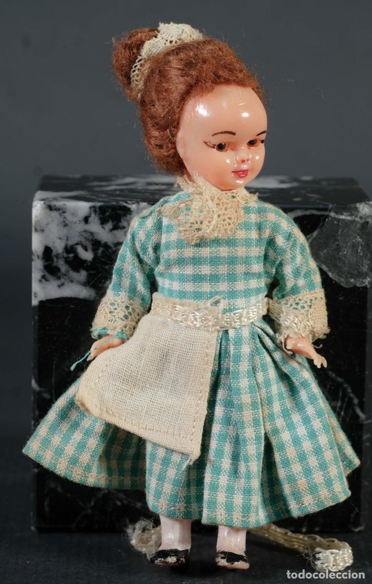 Mu&ntilde;ecas espa&ntilde;olas modernas: Peque&ntilde;a mu&ntilde;eca de pl&aacute;stico con ojos dormilones - Foto 1