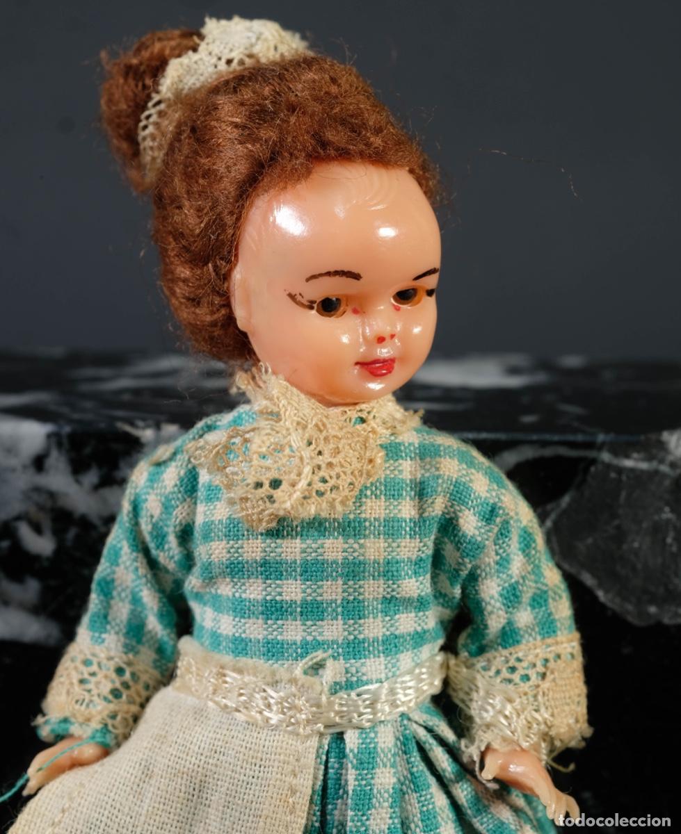 Mu&ntilde;ecas espa&ntilde;olas modernas: Peque&ntilde;a mu&ntilde;eca de pl&aacute;stico con ojos dormilones - Foto 2