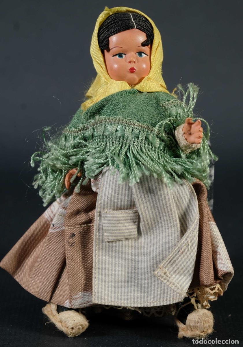 Mu&ntilde;ecas espa&ntilde;olas modernas: Peque&ntilde;a mu&ntilde;eca de pl&aacute;stico con traje tradicional - Foto 1
