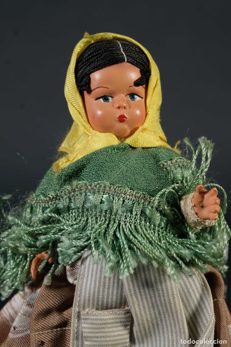 Mu&ntilde;ecas espa&ntilde;olas modernas: Peque&ntilde;a mu&ntilde;eca de pl&aacute;stico con traje tradicional - Foto 2