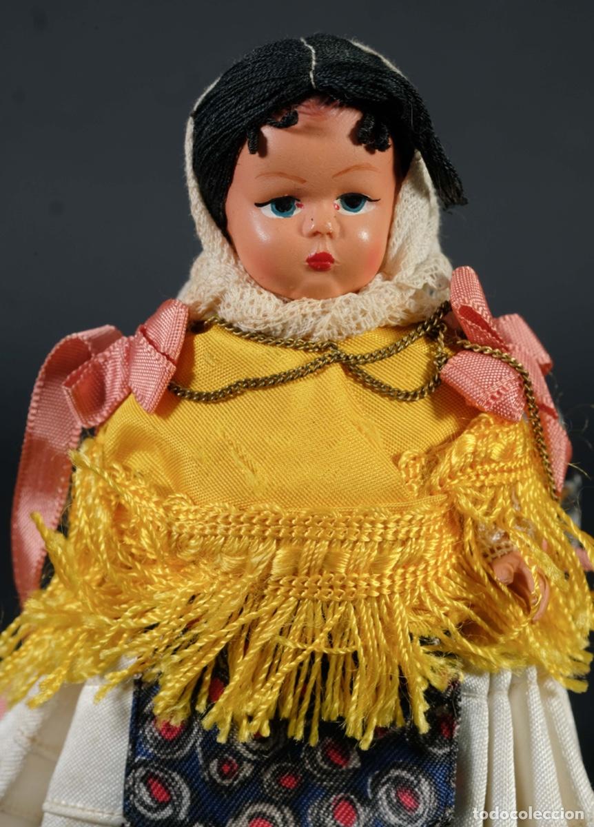 Mu&ntilde;ecas espa&ntilde;olas modernas: Peque&ntilde;a mu&ntilde;eca de pl&aacute;stico con traje tradicional - Foto 2