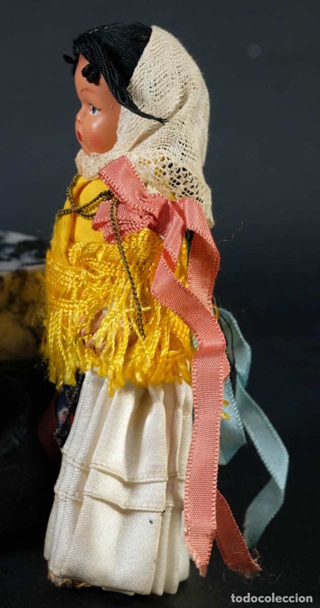 Mu&ntilde;ecas espa&ntilde;olas modernas: Peque&ntilde;a mu&ntilde;eca de pl&aacute;stico con traje tradicional - Foto 3