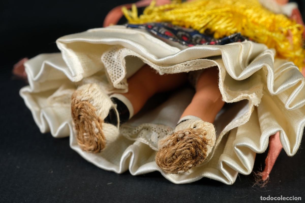 Mu&ntilde;ecas espa&ntilde;olas modernas: Peque&ntilde;a mu&ntilde;eca de pl&aacute;stico con traje tradicional - Foto 5