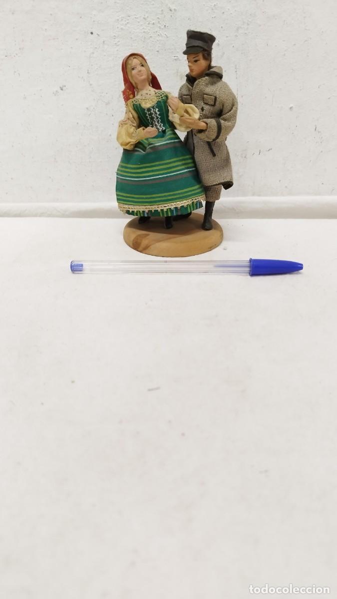 Mu&ntilde;ecas Espa&ntilde;olas Modernas: Antigua Pareja de mu&ntilde;ecos,chica y un soldado.Alem&aacute;n o polaco?