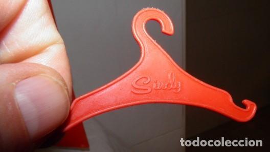 Mu&ntilde;ecas espa&ntilde;olas modernas: ARMARIO DE SINDY DE FLORIDO,CON PERCHA - Foto 3