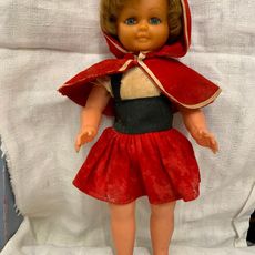 Muñeca porcelana Caperucita Roja de segunda mano por 25 EUR en Santander en WALLAPOP Muñeca porcelana Caperucita Roja de segunda mano por 25 EUR en Santander en WALLAPOP