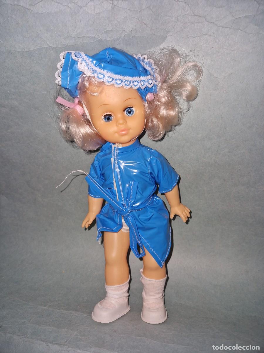 Mu&ntilde;ecas espa&ntilde;olas modernas: MU&Ntilde;ECA CON CHUBASQUERO - Foto 1