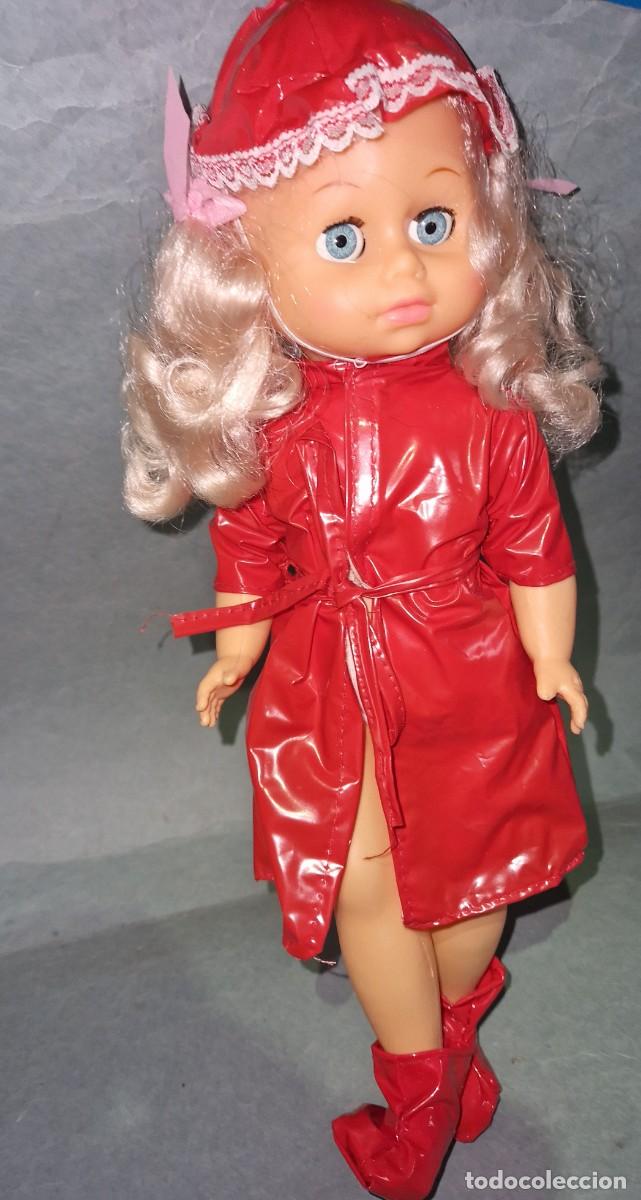 Mu&ntilde;ecas espa&ntilde;olas modernas: MU&Ntilde;ECA CON CHUBASQUERO - Foto 1