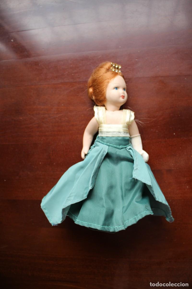 Mu&ntilde;ecas Espa&ntilde;olas Modernas: Mu&ntilde;eca de porcelana de casa de mu&ntilde;ecas. 16 cm.