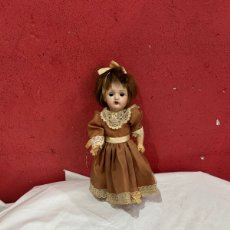 Muñecas Españolas Modernas: ANTIGUA MUÑECA PORCELANA MARCADA D 8/0 EN LA NUCA . BUEN ESTADO. VER LAS IMÁGENES
