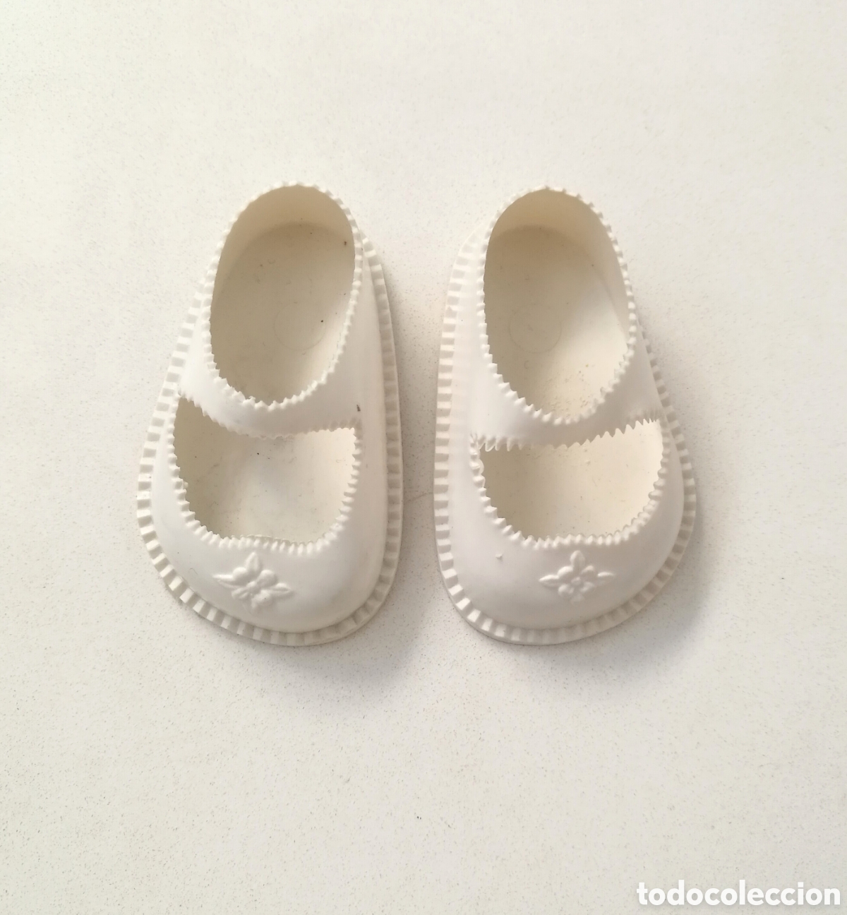 Bonecas Espanholas Modernas: Antiguos zapatos mu&ntilde;eca blancos con hebilla y adorno con flor largo 6 cm