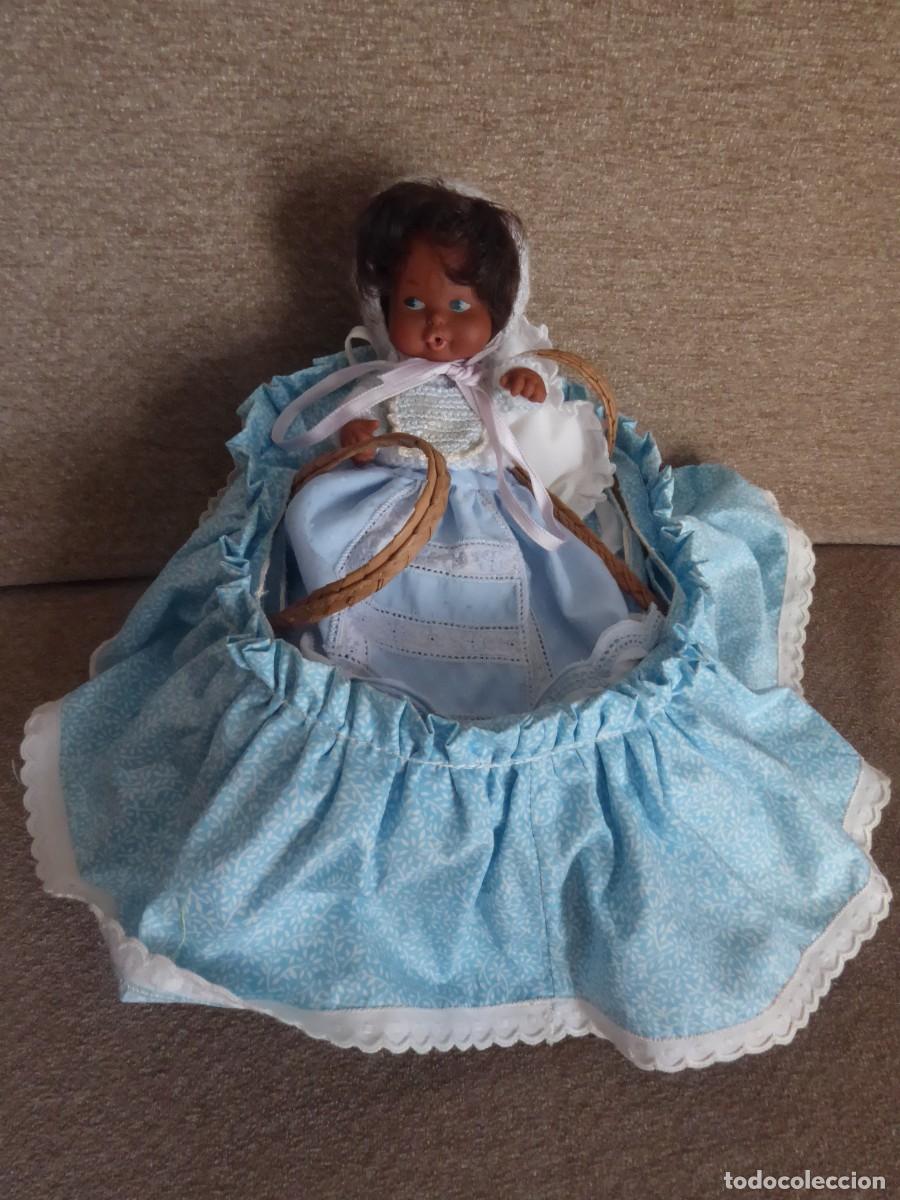 Mu&ntilde;ecas espa&ntilde;olas modernas: Mu&ntilde;eca barriguitas negra con cuna - Foto 1