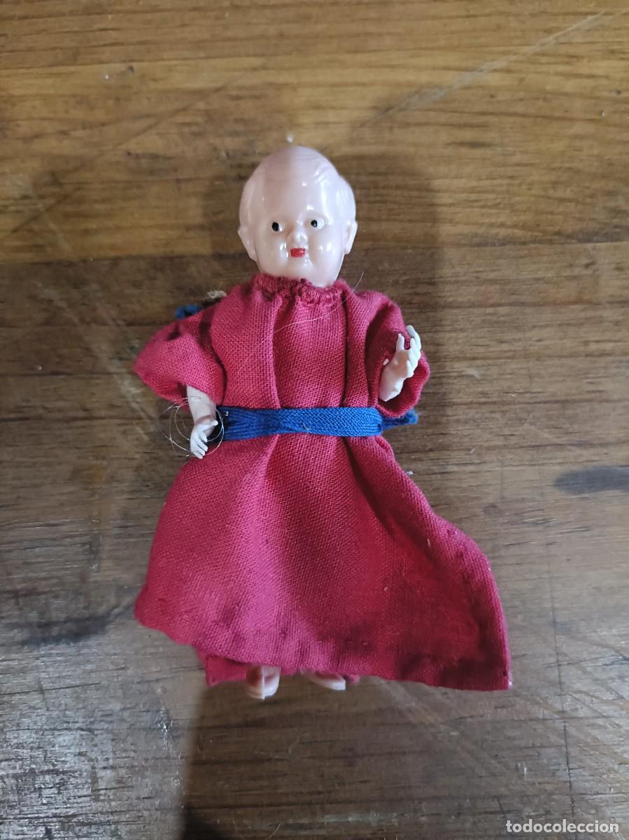 Mu&ntilde;ecas espa&ntilde;olas modernas: PEQUE&Ntilde;A MU&Ntilde;ECA MU&Ntilde;ECO CELULOIDE PL&Aacute;STICO TAMA&Ntilde;O - Foto 1