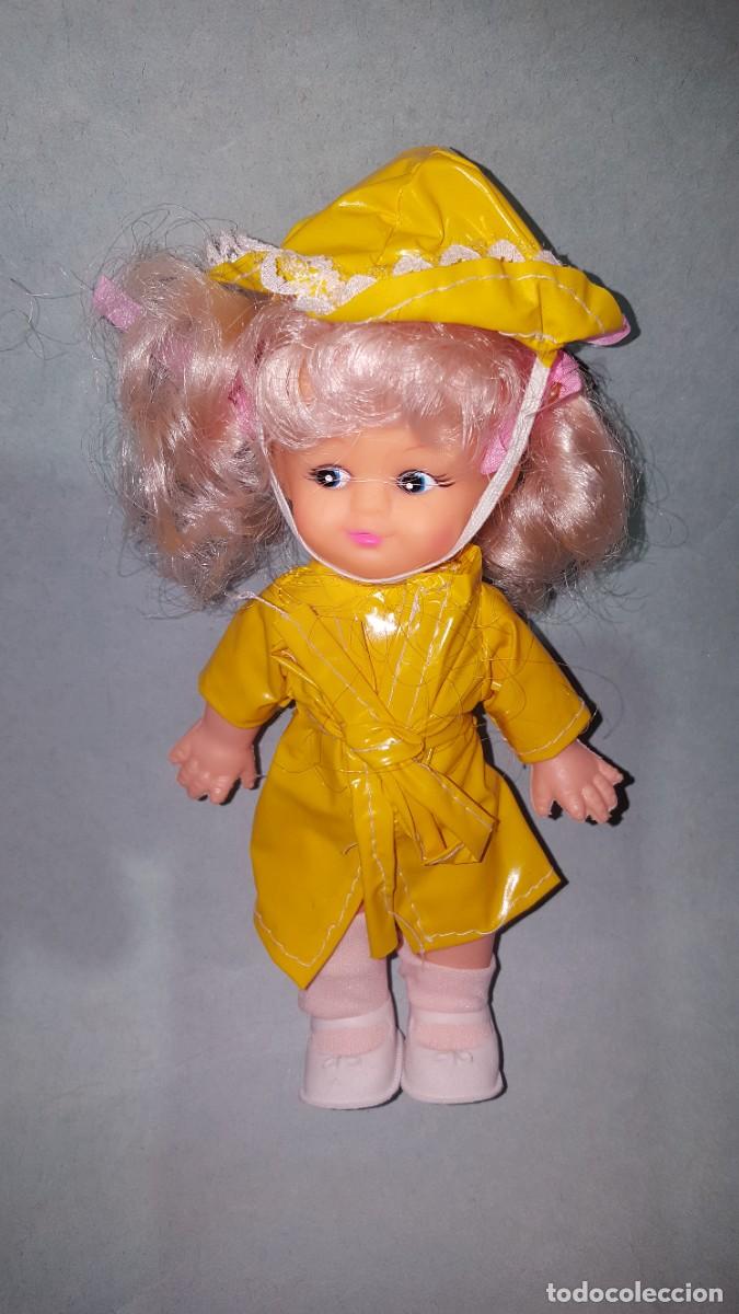 Mu&ntilde;ecas espa&ntilde;olas modernas: MU&Ntilde;ECA CON CHUBASQUERO - Foto 1