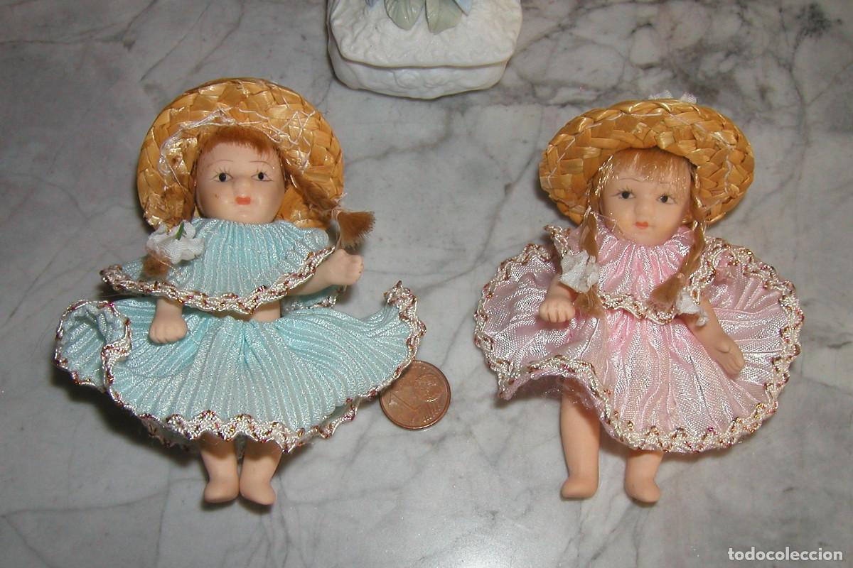 Moderne spanische Puppen: Dos mini mu&ntilde;ecas de porcelana 8,5 cm en perfecto estado D&eacute;cada de los 70-80