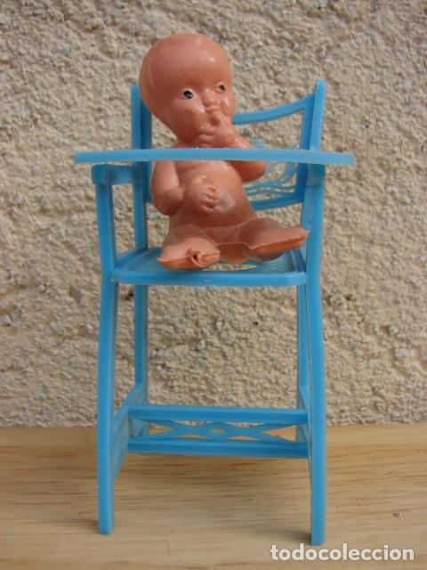 Mu&ntilde;ecas espa&ntilde;olas modernas: ANTIGUO BEB&Eacute; DE CELULO&Iuml;DE EN TRONA DE PL&Aacute;STICO - Foto 1