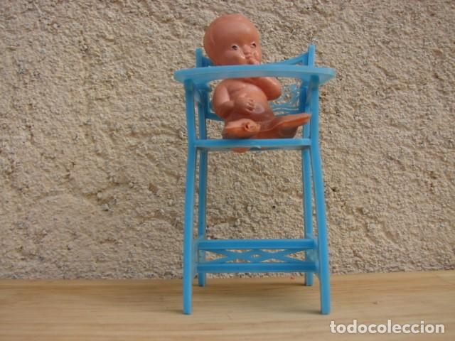 Mu&ntilde;ecas espa&ntilde;olas modernas: ANTIGUO BEB&Eacute; DE CELULO&Iuml;DE EN TRONA DE PL&Aacute;STICO - Foto 3