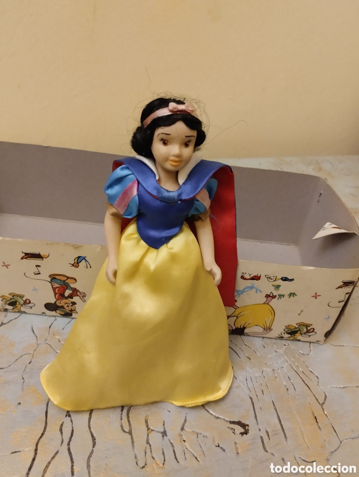 Mu&ntilde;ecas Espa&ntilde;olas Modernas: Mu&ntilde;eca Blanca Nieves .Es de porcelana ,est&aacute; articulada ,pelo pegado ,ropa de origen ,Mide 19 cent&iacute;me