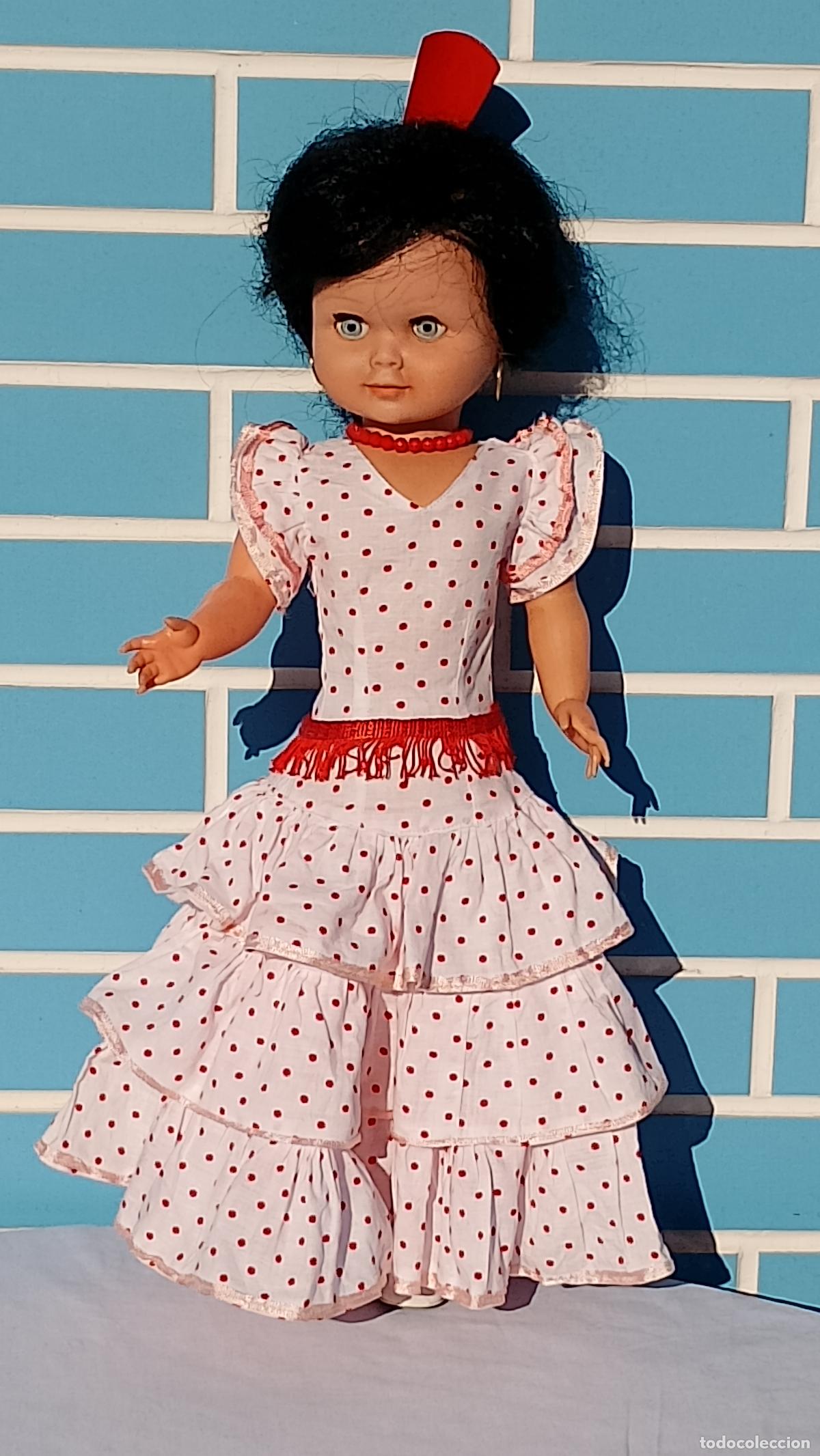 Mu&ntilde;ecas Espa&ntilde;olas Modernas: Antigua mu&ntilde;eca con atuendo de Sevillana o flamenca