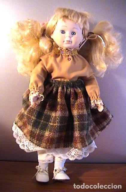 Moderne spanische Puppen: MU&Ntilde;ECA DE PORCELANA 42 CM. CON LARGAS COLETAS Y VESTIDO ARTESANAL.