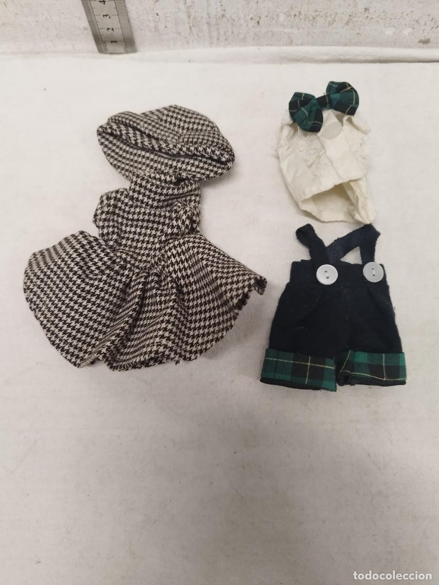 Mu&ntilde;ecas Espa&ntilde;olas Modernas: Lote de dos conjuntos de ropa, para mu&ntilde;eca peque&ntilde;a.