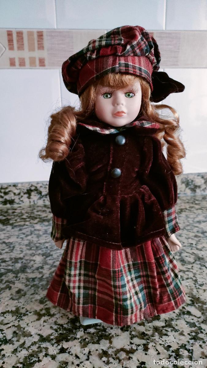 Mu&ntilde;ecas Espa&ntilde;olas Modernas: Mu&ntilde;eca vintage de porcelana con soporte met&aacute;lico.