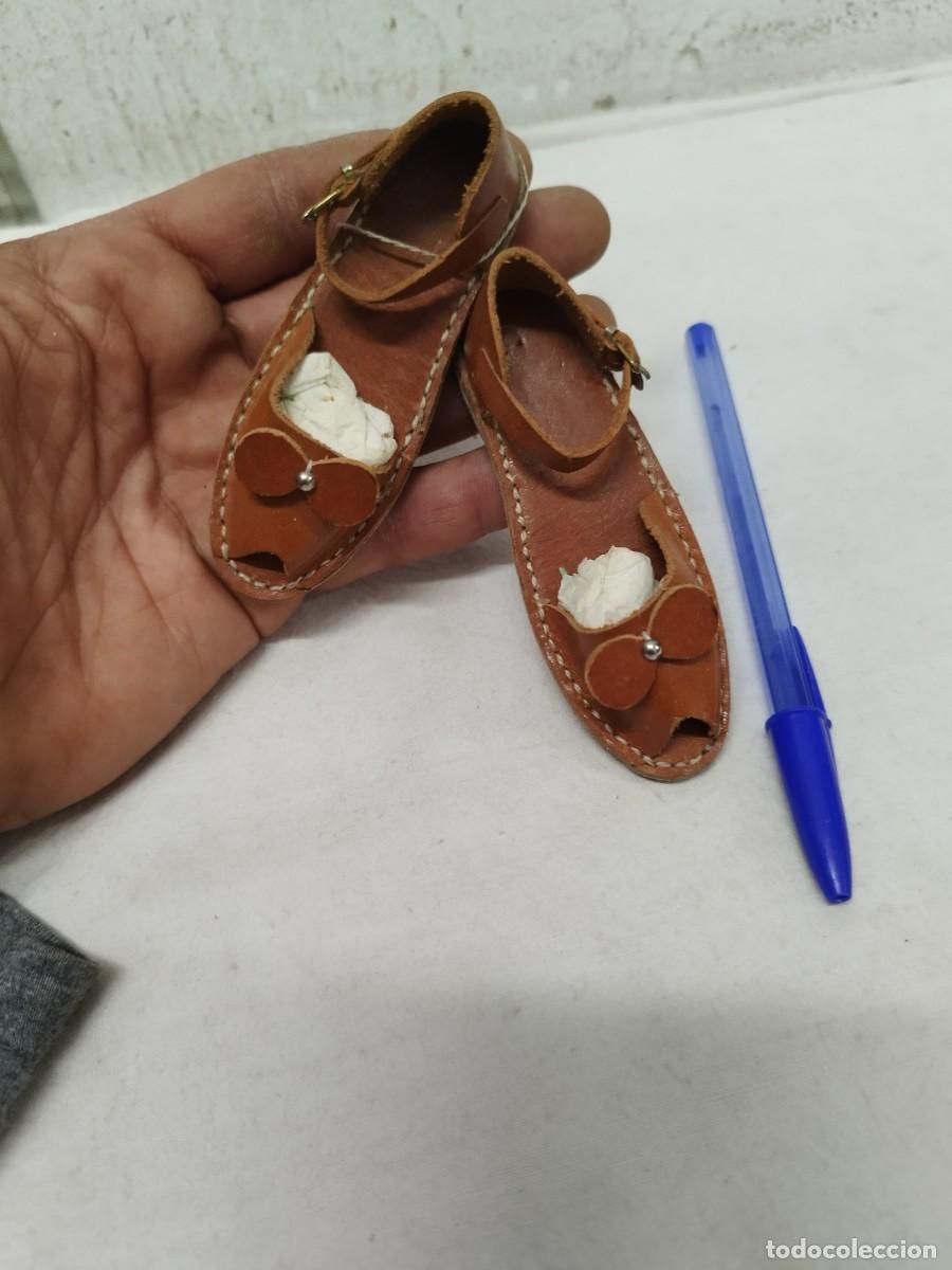Moderne spanische Puppen: Antiguas peque&ntilde;as alpargatas de cuero, sandalias adorno, mu&ntilde;eca, mu&ntilde;eco.