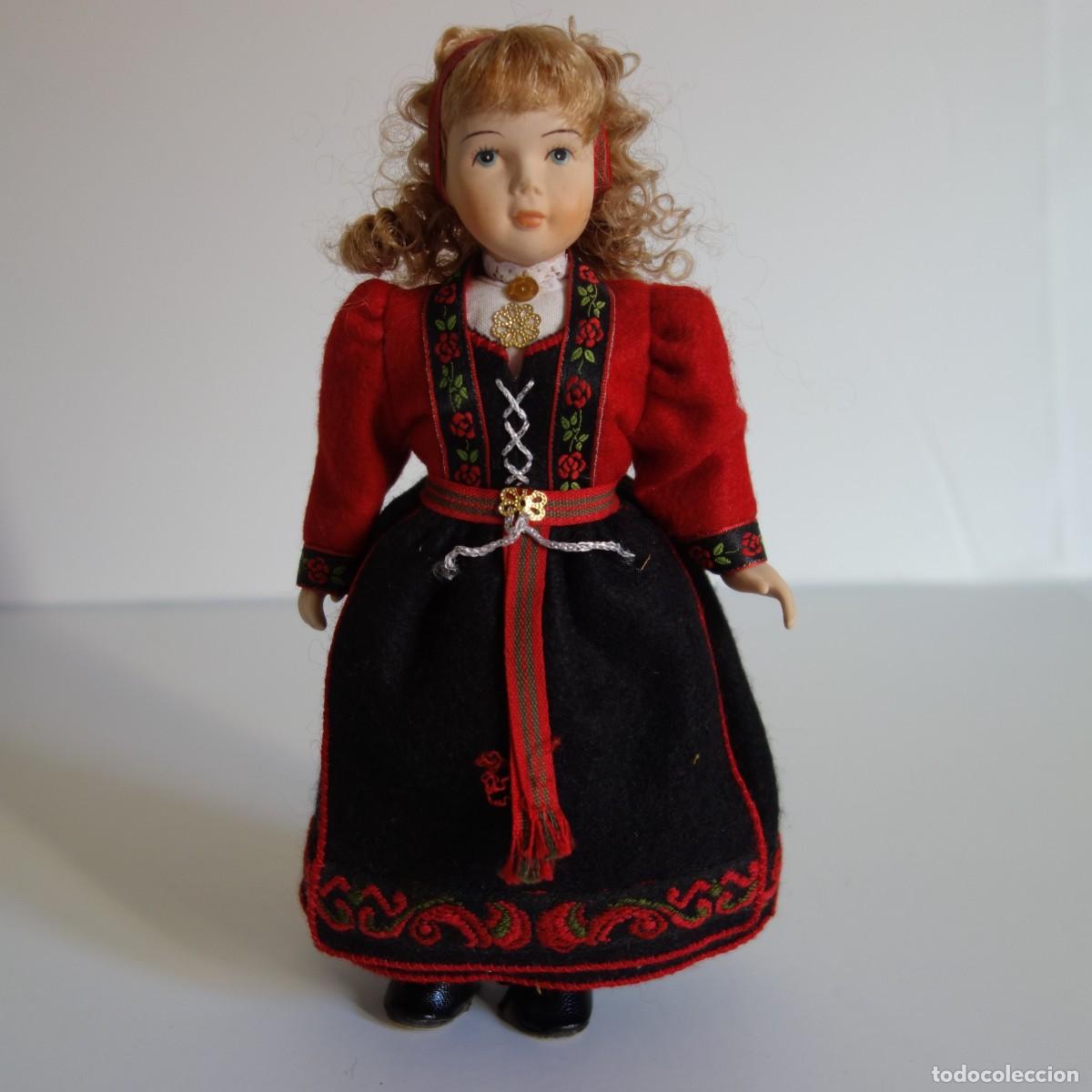 Moderne spanische Puppen: Mu&ntilde;eca de porcelana con traje tradicional rojo y negro