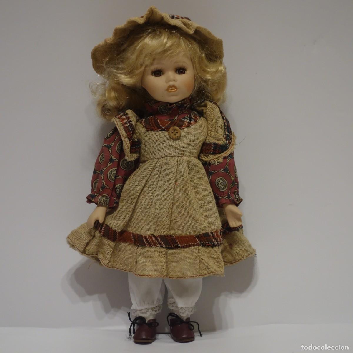 Moderne spanische Puppen: Mu&ntilde;eca de porcelana estilo campestre con sombrero y detalles tradicionales