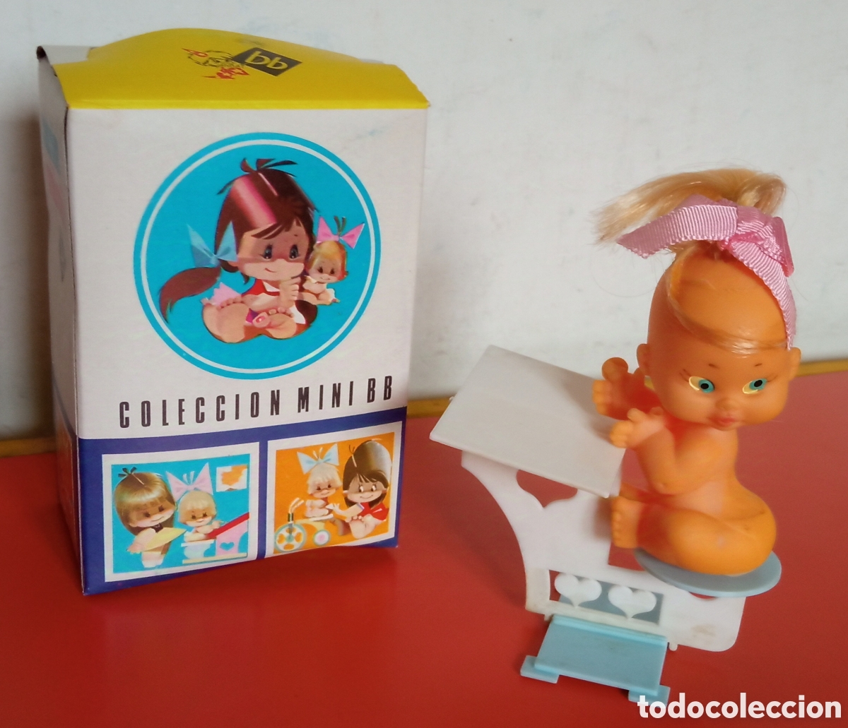 Moderne spanische Puppen: MU&Ntilde;ECA CON PUPITRE BLANCO/AZUL.COLECCI&Oacute;N MINI BB 70'S.NUEVA EN CAJA.