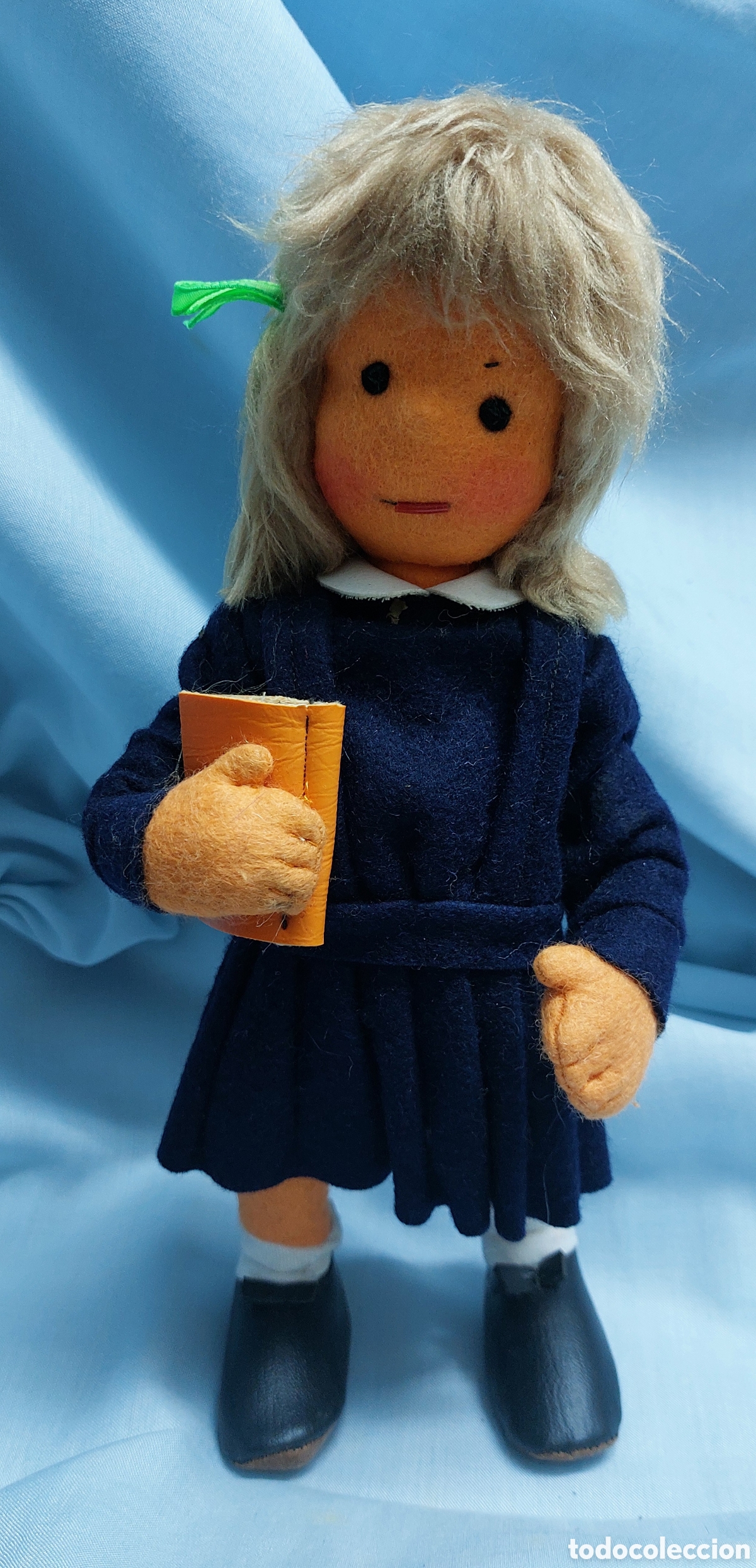 Mu&ntilde;ecas Espa&ntilde;olas Modernas: Mu&ntilde;eca artesanal confeccionada en fieltro y tela de tem&aacute;tica escolar