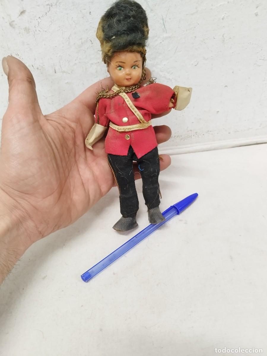 Poup&eacute;es Espagnoles Modernes: Antigua Mu&ntilde;eca de celuloide, de una polic&iacute;a inglesa. Gran breta&ntilde;a. De mediados siglo xx.