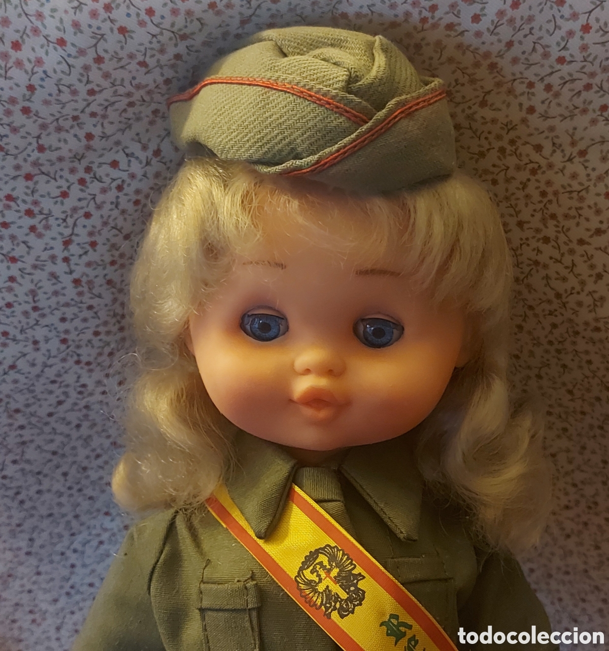 Mu&ntilde;ecas espa&ntilde;olas modernas: Mu&ntilde;eca con uniforme militar, ejercito de tierra, gorro cuartelero - Foto 1