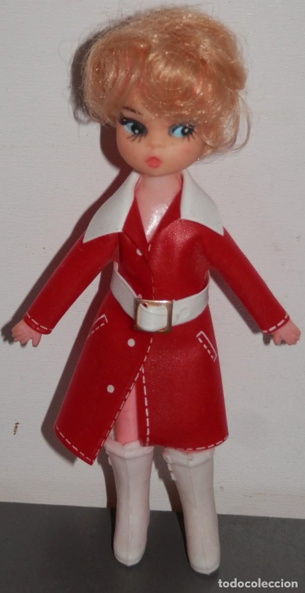 Poup&eacute;es Espagnoles Modernes: UNA PEQUE&Ntilde;A MU&Ntilde;ECA CON ROPA ROJA (NO TIEN MARCA)