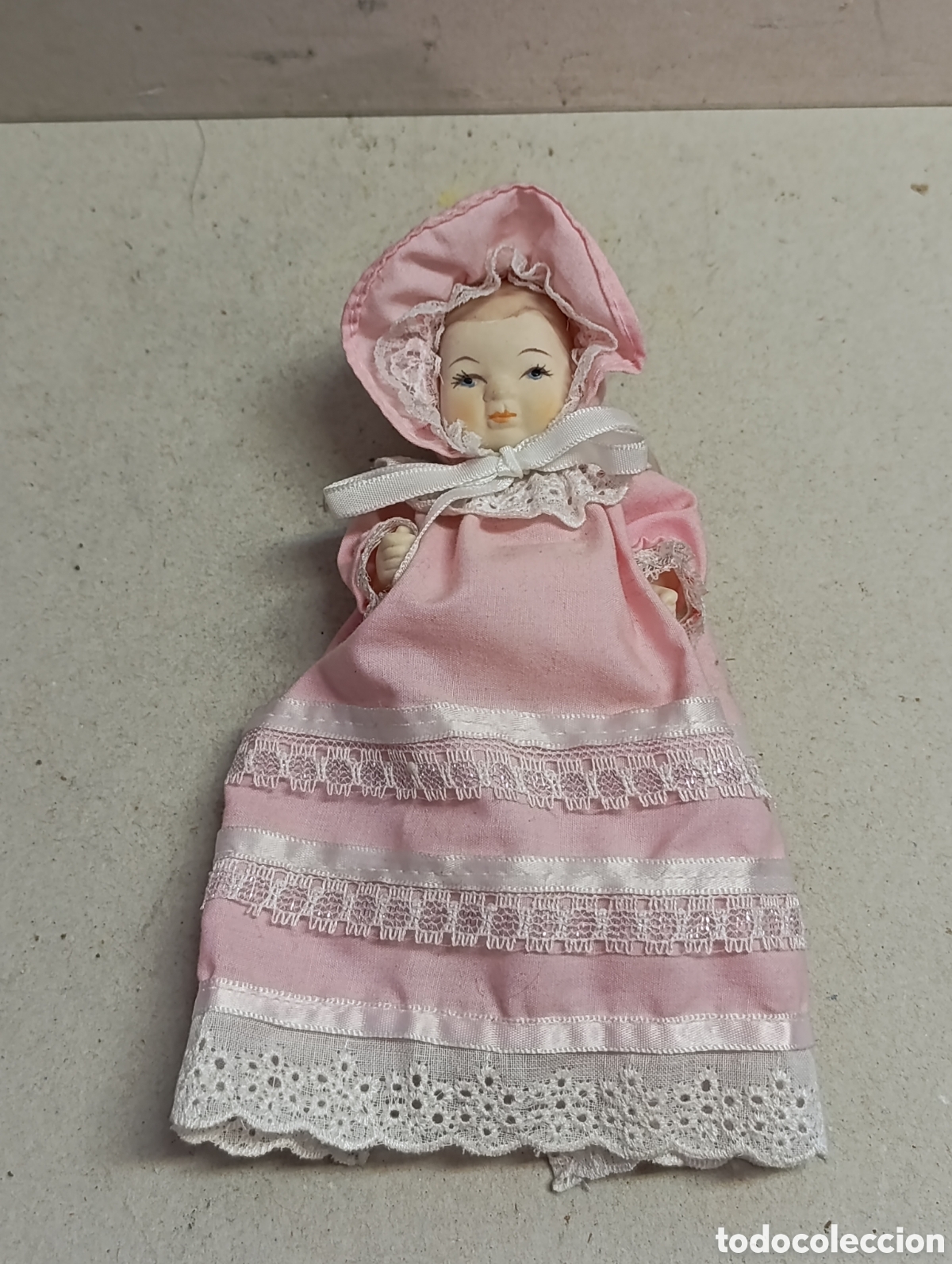 Mu&ntilde;ecas Espa&ntilde;olas Modernas: MU&Ntilde;ECA MU&Ntilde;EQUITA DE PORCELANA CON VESTIDO ROSA CON DETALES Y PUNTILLAS BLACAS.