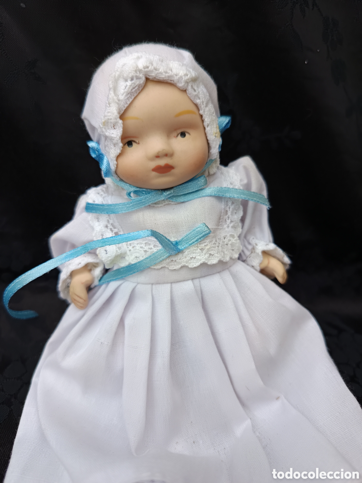 Mu&ntilde;ecas Espa&ntilde;olas Modernas: Bebe mu&ntilde;eco de porcelana con fald&oacute;n