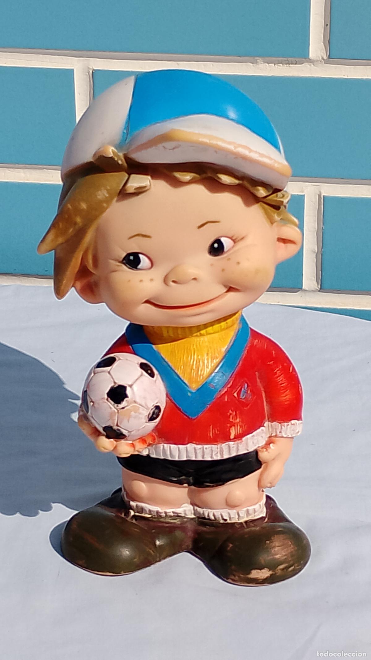 Mu&ntilde;ecas Espa&ntilde;olas Modernas: Antiguo mu&ntilde;eco juguete de goma Ni&ntilde;o con bal&oacute;n de f&uacute;tbol Colecci&oacute;n Typo's de b.b., a&ntilde;os 70