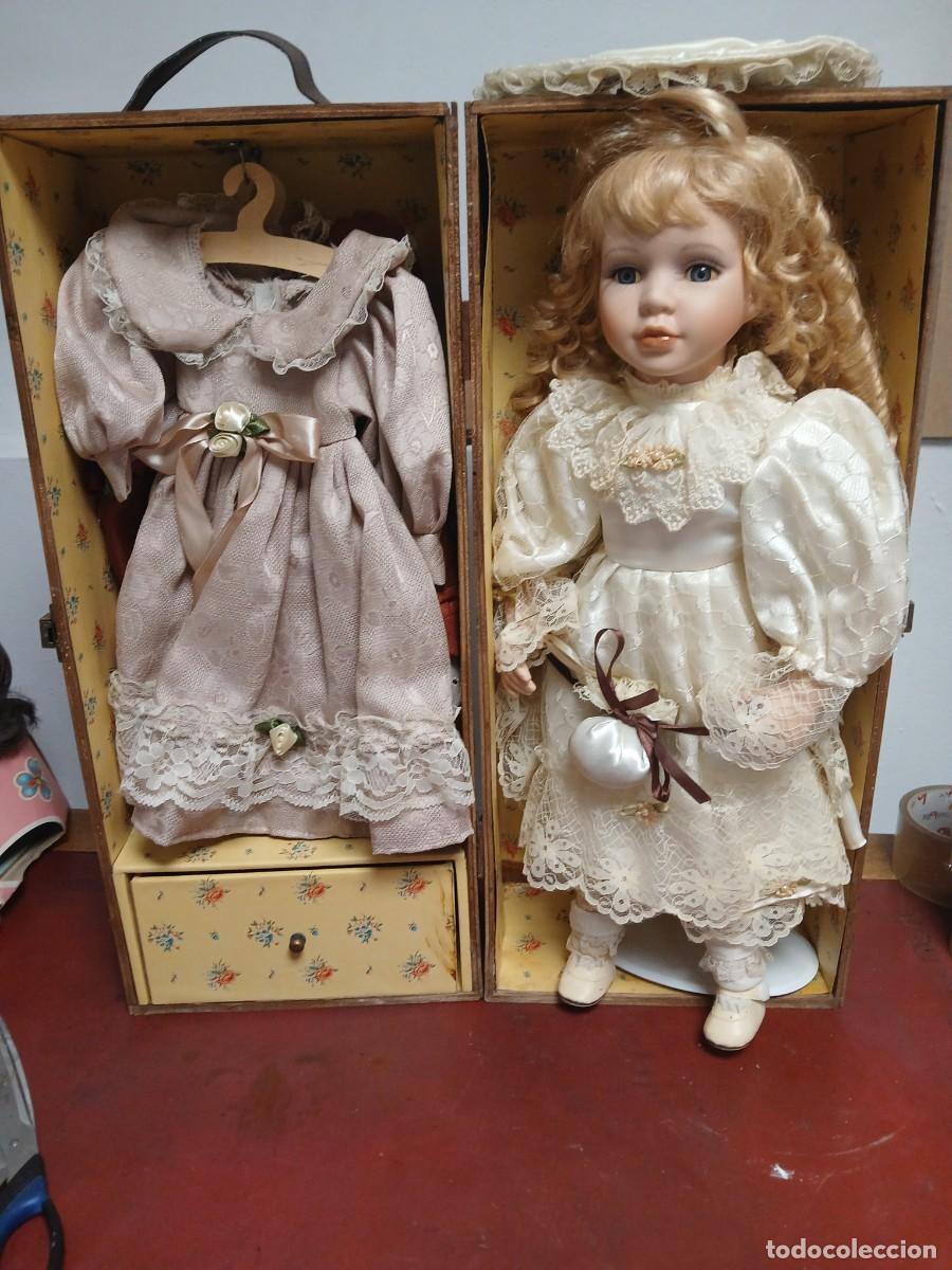 Poup&eacute;es Espagnoles Modernes: Mu&ntilde;eca de porcelana con ropero y vestidos a&ntilde;os 90
