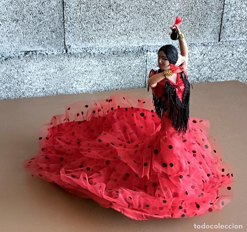 Bonecas Espanholas Modernas: Mu&ntilde;eca SEVILLANA - Pegatina Belmonte - Pl&aacute;stico y tela 30 cm. de altura