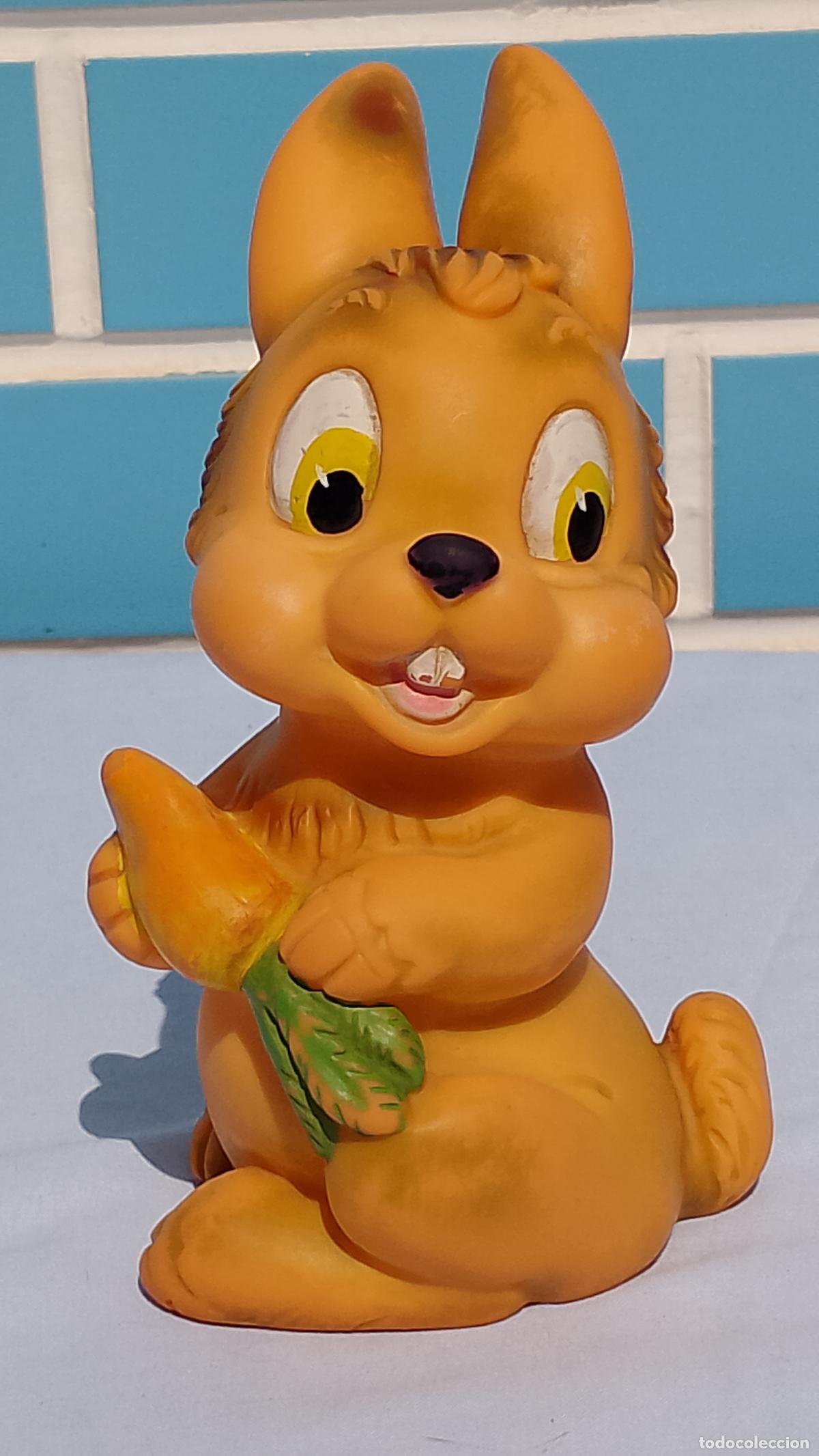 Mu&ntilde;ecas Espa&ntilde;olas Modernas: Antiguo mu&ntilde;eco de goma Conejo Tambor de Bambi con zanahoria