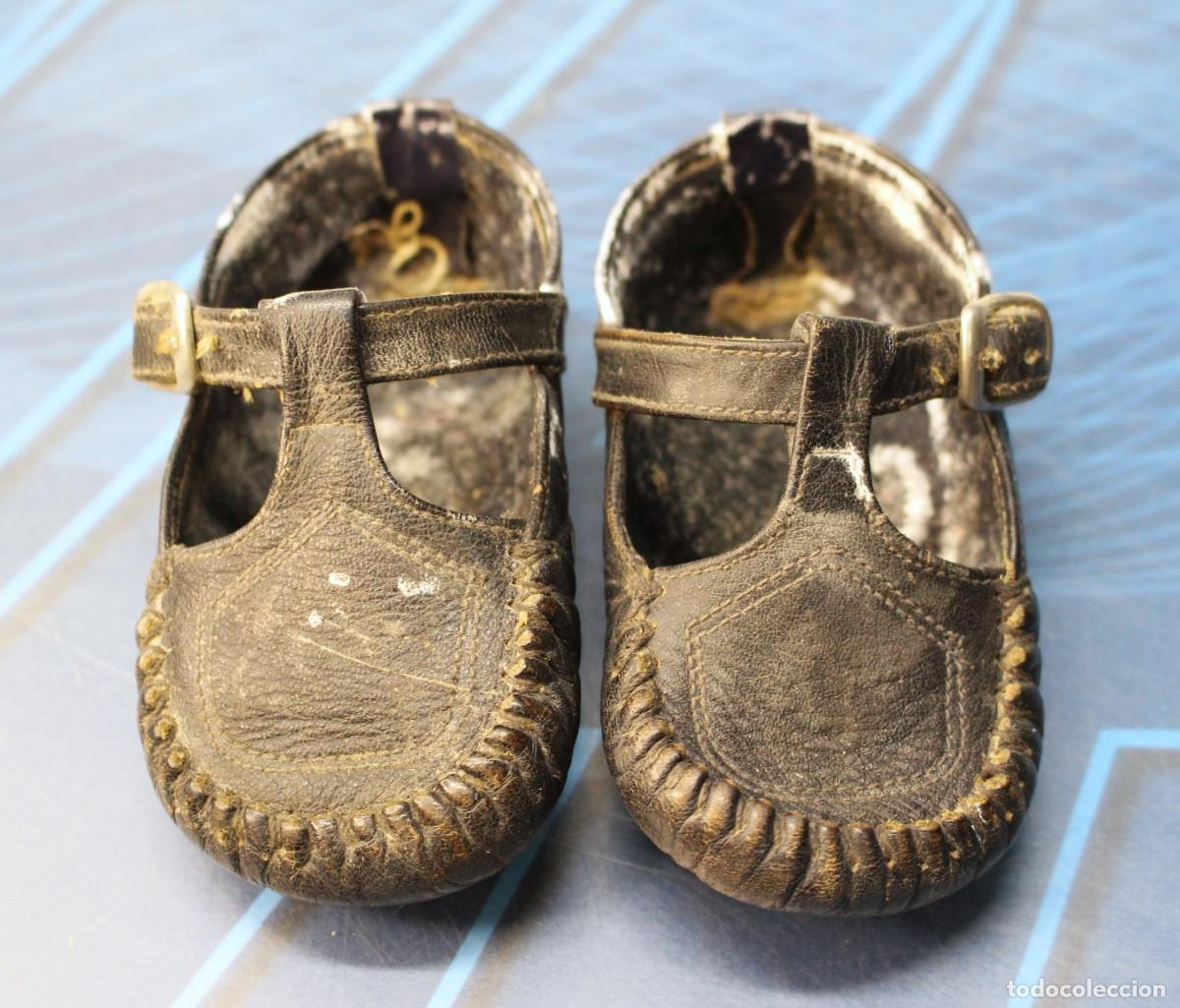 Mu&ntilde;ecas Espa&ntilde;olas Modernas: Antiguos zapatos de piel mu&ntilde;eca espa&ntilde;ola.