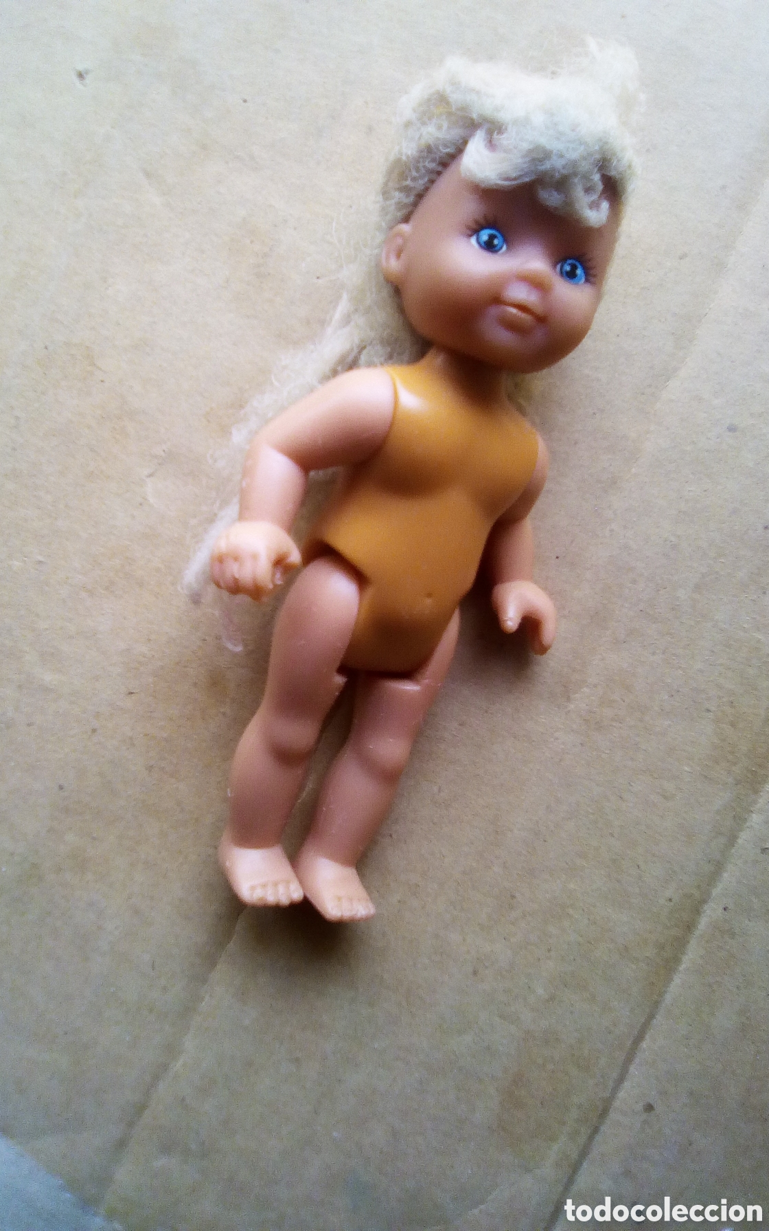 Poup&eacute;es Espagnoles Modernes: Peque&ntilde;a mu&ntilde;eca Simba. Mide 11 cm., tiene mal dedo mano derecha y el pelo.