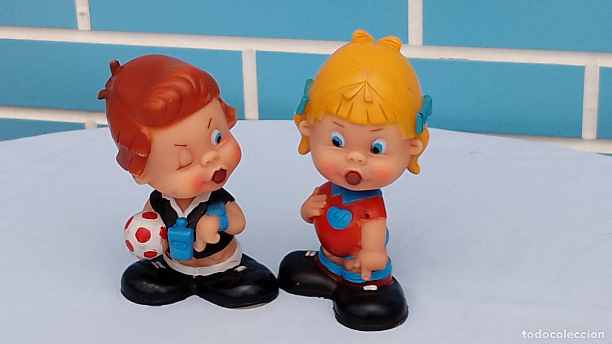 Poup&eacute;es Espagnoles Modernes: Set de mu&ntilde;ecos Soy Besitos de b.b. &Aacute;rbitro y Chica futbolista, se besan cuando se acercan
