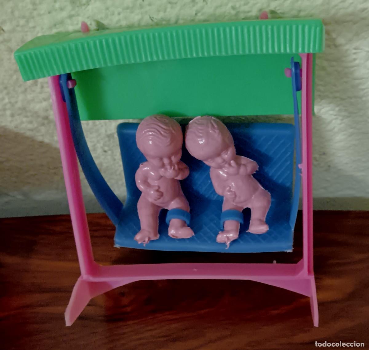 Mu&ntilde;ecas Espa&ntilde;olas Modernas: BALANC&Iacute;N CON BEB&Eacute;S PLASTICO JUGUETE DE KIOSKO A&Ntilde;OS 70 13X12 CM.