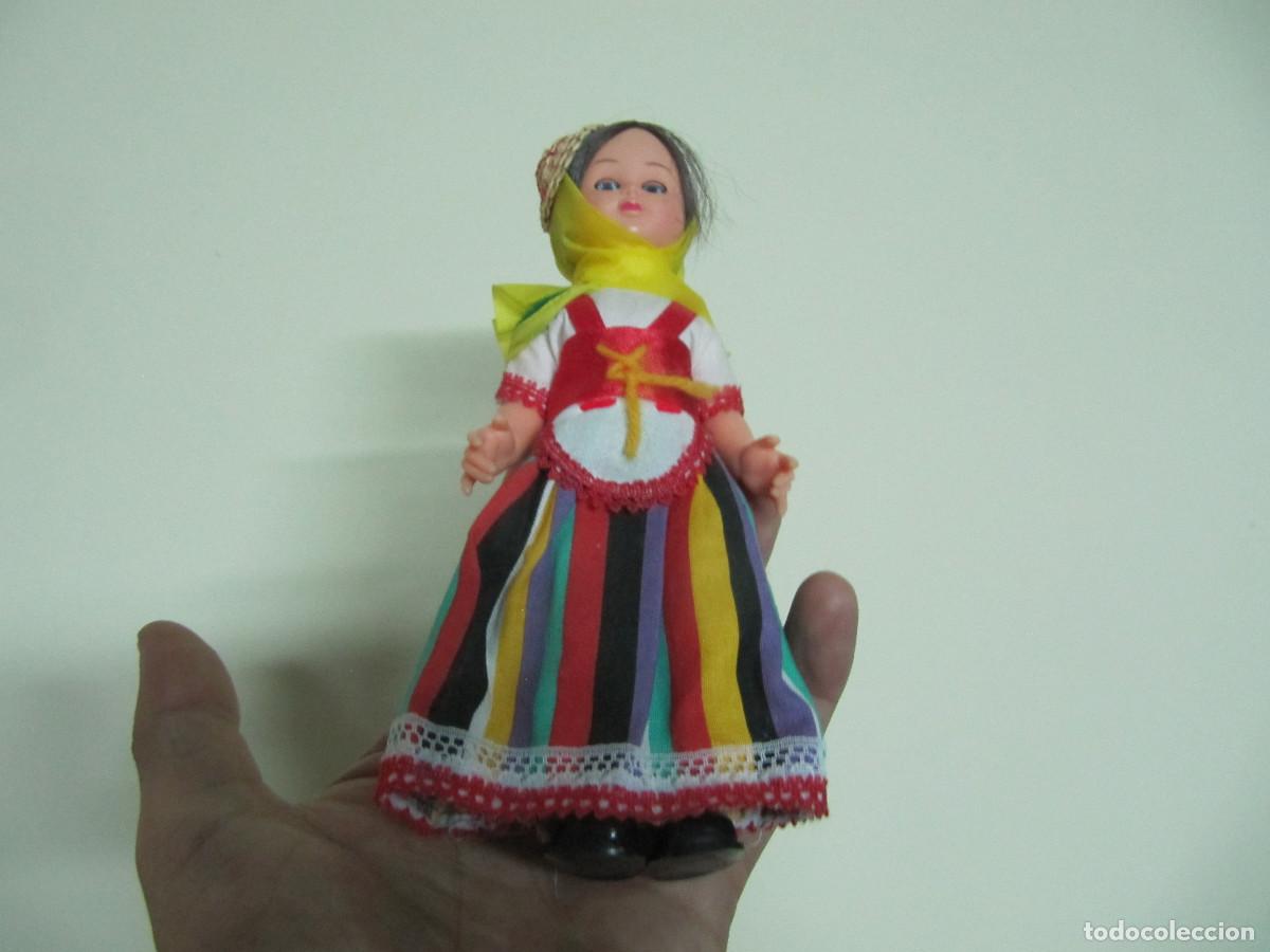 Mu&ntilde;ecas espa&ntilde;olas modernas: Mu&ntilde;eca Celuloide o pl&aacute;stico duro con ropa REGIONAL OJOS DUMIENTES - Foto 1