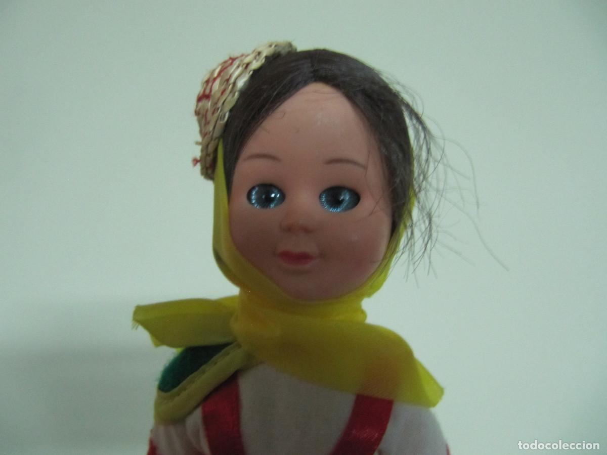 Mu&ntilde;ecas espa&ntilde;olas modernas: Mu&ntilde;eca Celuloide o pl&aacute;stico duro con ropa REGIONAL OJOS DUMIENTES - Foto 2