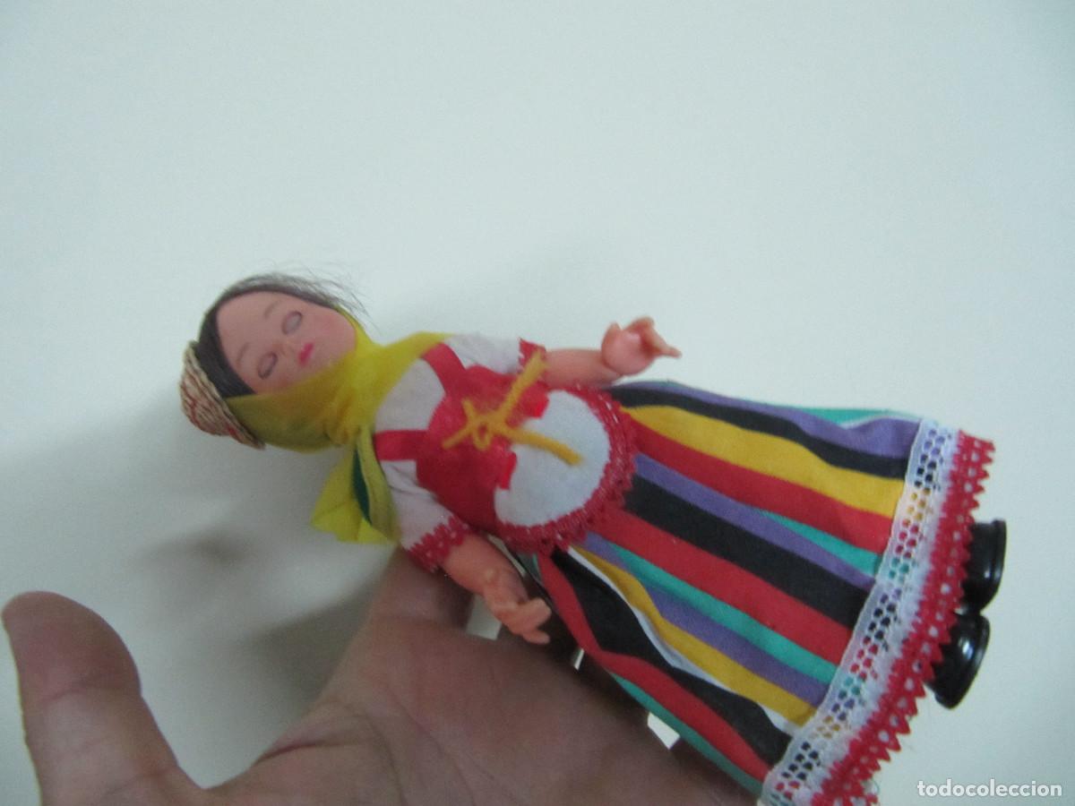 Mu&ntilde;ecas espa&ntilde;olas modernas: Mu&ntilde;eca Celuloide o pl&aacute;stico duro con ropa REGIONAL OJOS DUMIENTES - Foto 3